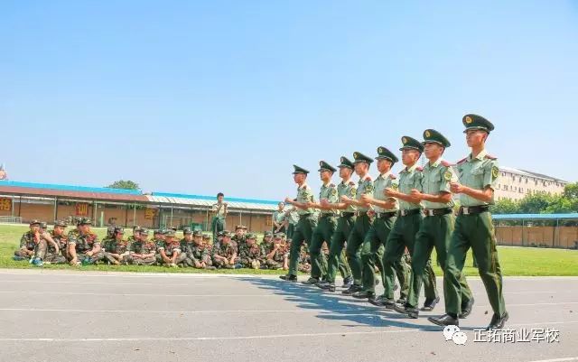 小小少年，心向祖國；小小少年，明媚如光！